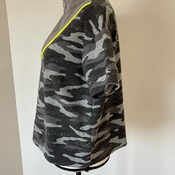 Flirtitude Active top in a size small - Picture 6 of 12